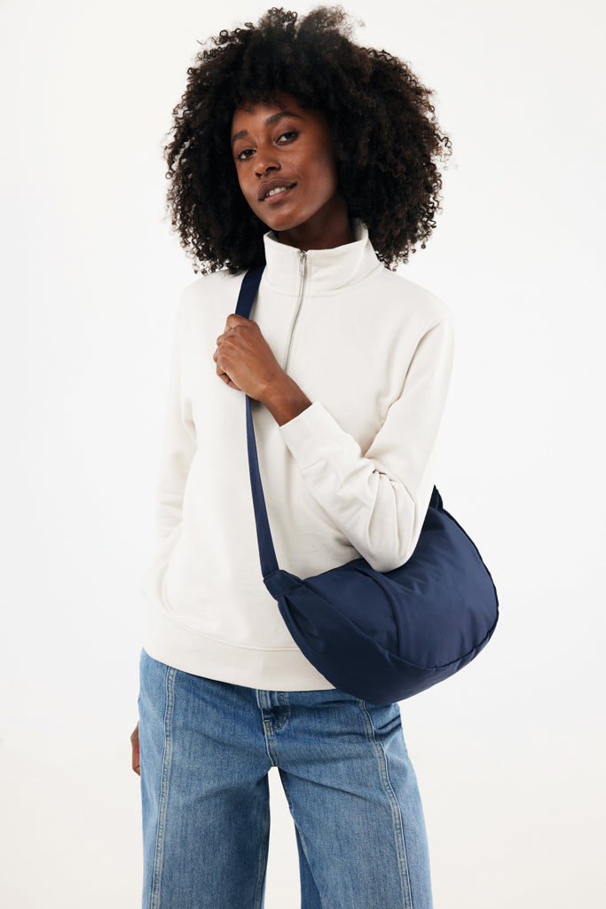Crescent XL AWARE™ RPET puolikuun muotoinen crossbody-laukku-21