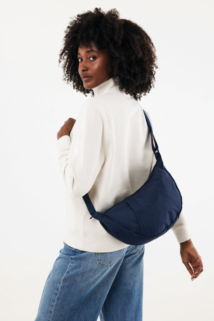 Crescent XL AWARE™ RPET puolikuun muotoinen crossbody-laukku-17