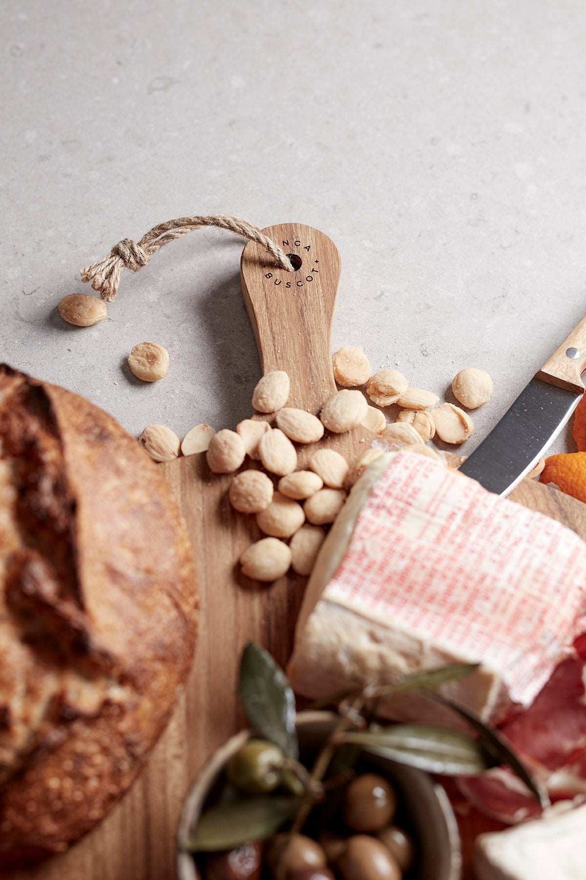 Buscot pyöreä leikkuu-tarjoilulauta