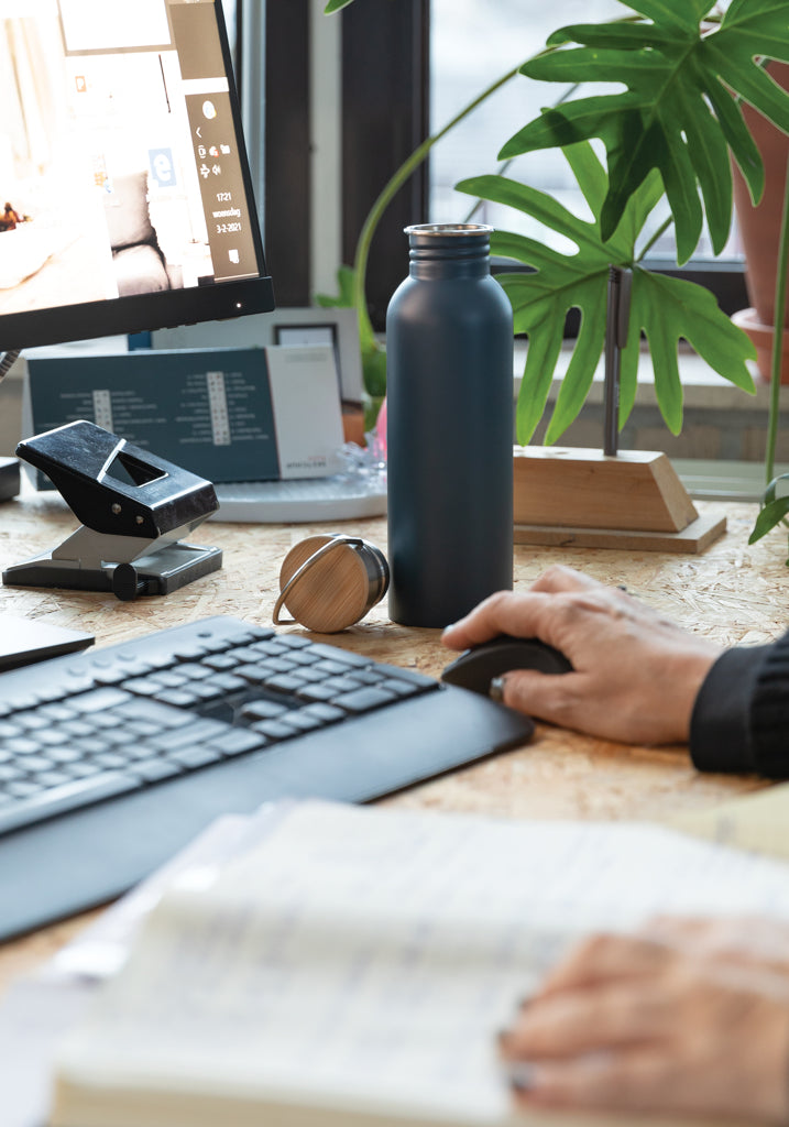 Pullo ruostumattomasta teräksestä bambukannella-33