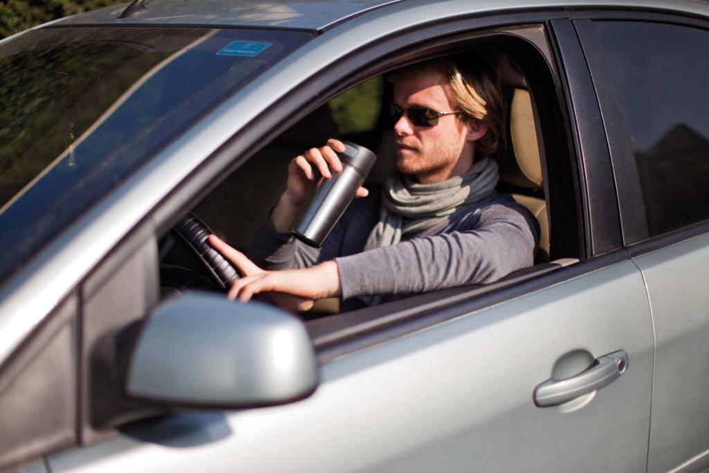 Auto-vuototiivis juomamuki avauspainikkeella