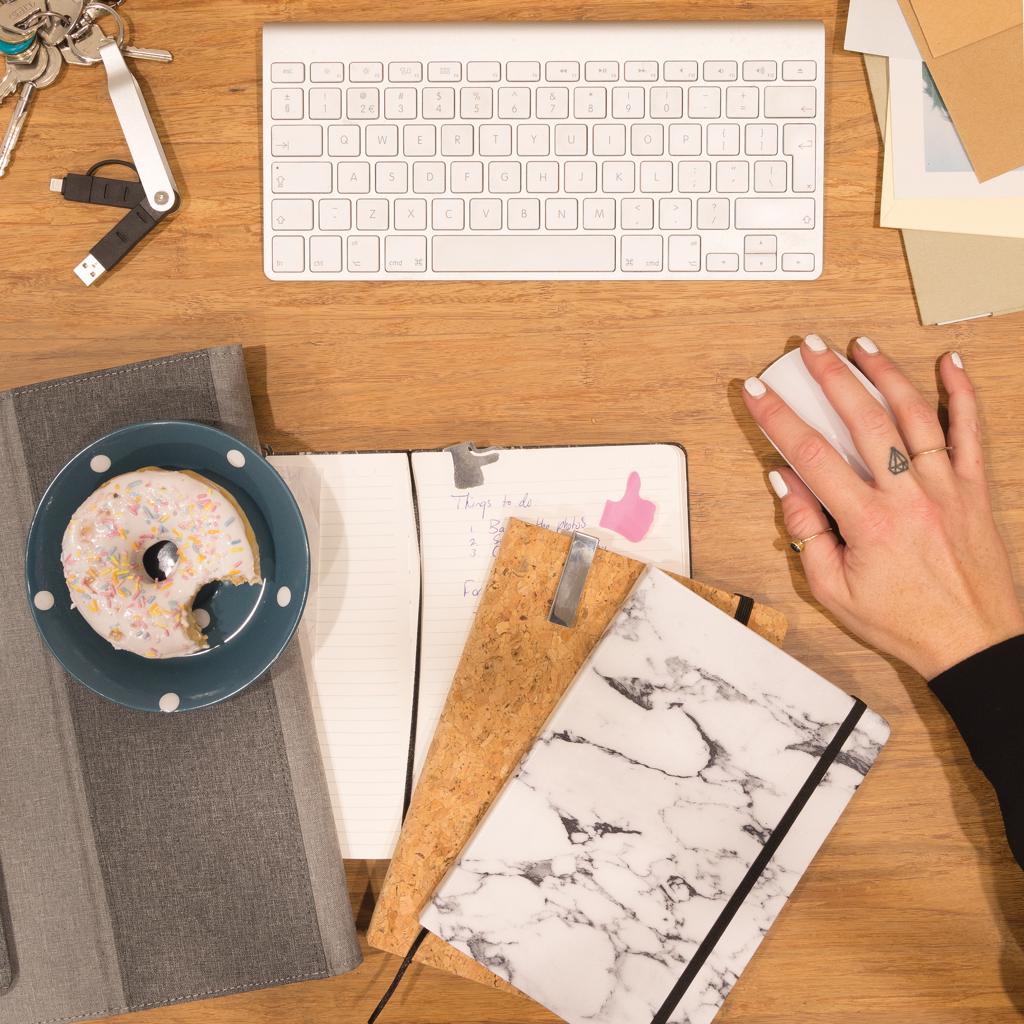 Korkkikantinen A5-muistikirja bambukynällä